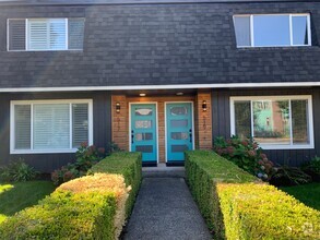 Building Photo - Gorgeously remodeled 2 bed 2.5 bath duplex...