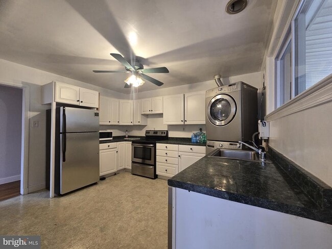 Building Photo - 8109 Valley Ln