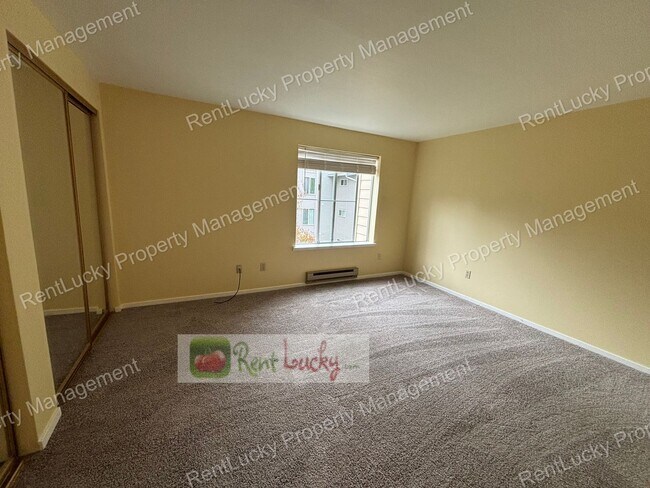 Building Photo - Gorgeous 2 Bedroom Condo with Secured Parking in Unbeatable Bellevue Location!!
