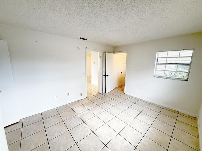 Building Photo - 3249 Bloomingdale Villas Ct