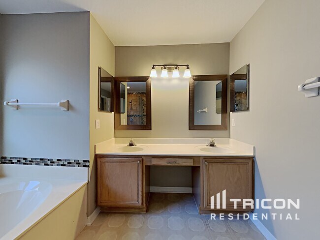 Building Photo - 1360 Holly Glen Run