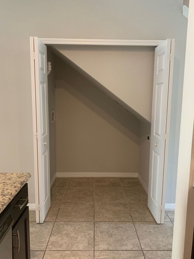 Building Photo - MOVE IN SPECIAL- 4/2.5 Energy Efficient Townhome in St. Cloud