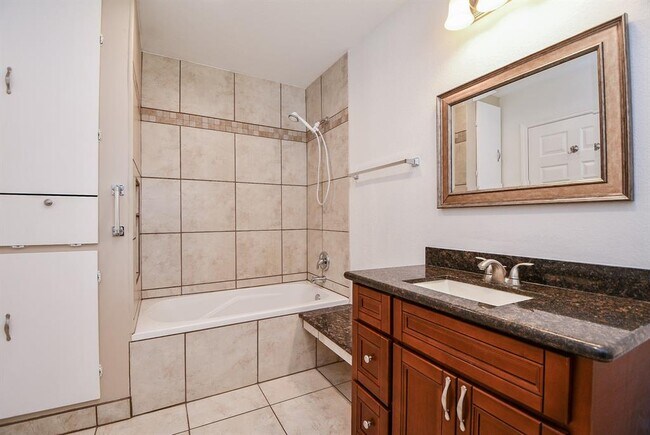 Building Photo - 9806 Larston St