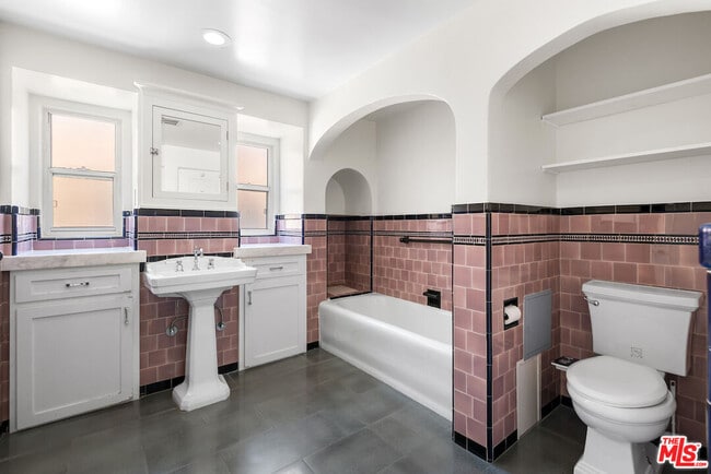 Building Photo - 119 N Orange Dr