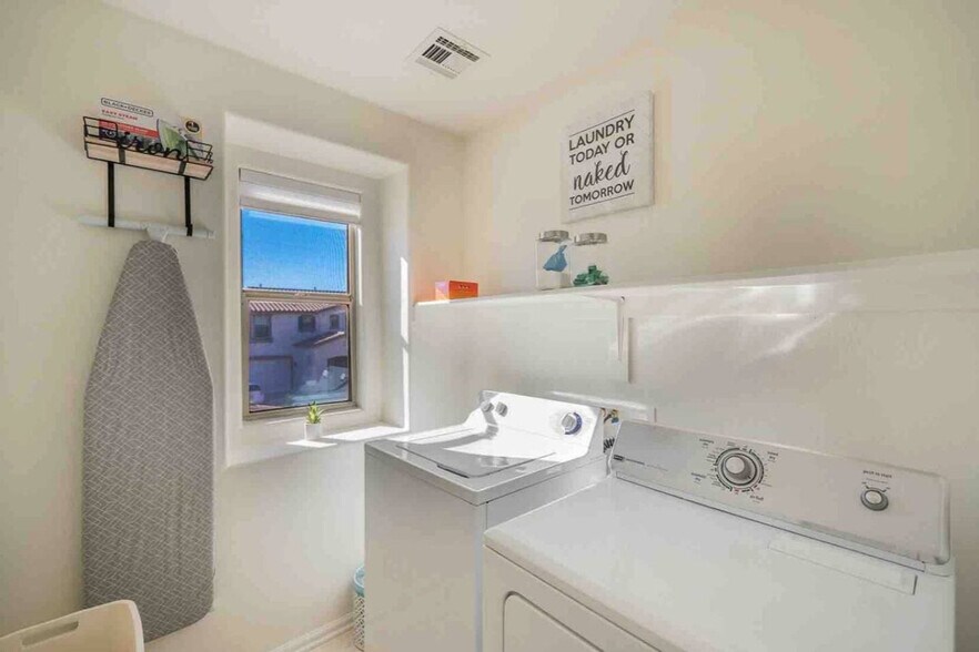 Building Photo - 10948 W Elm St