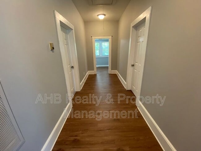 Building Photo - 619 New St