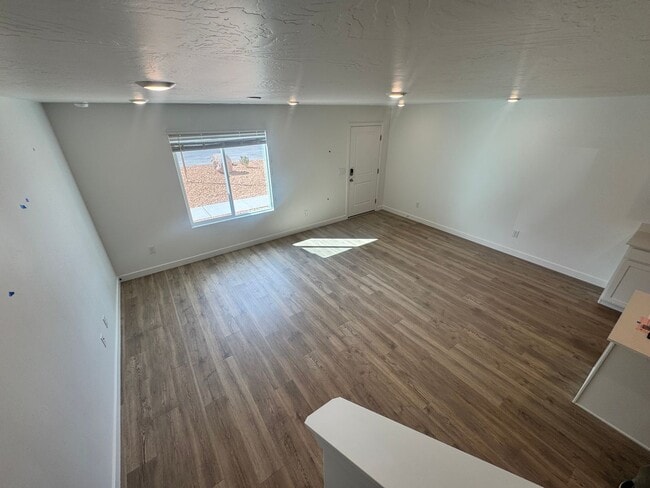 Building Photo - Brand New Long Valley Town home!!