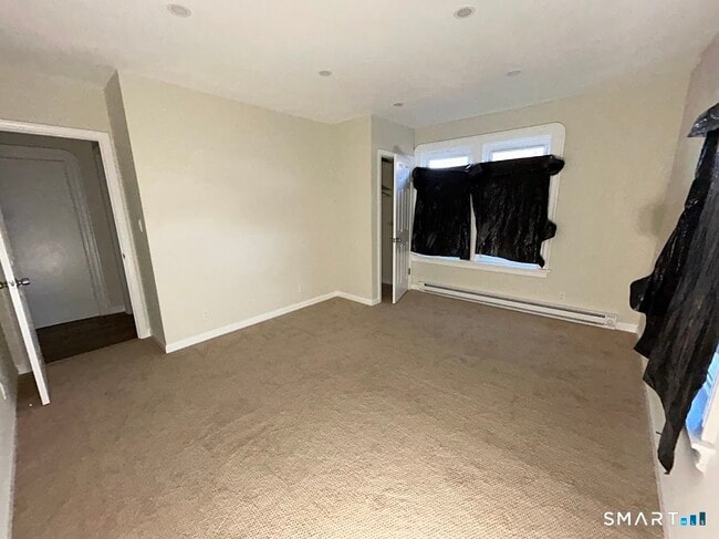 Building Photo - 2 Broad St