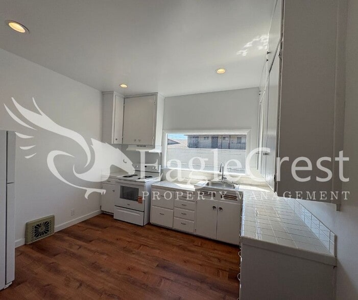 Building Photo - 706/708SCollege