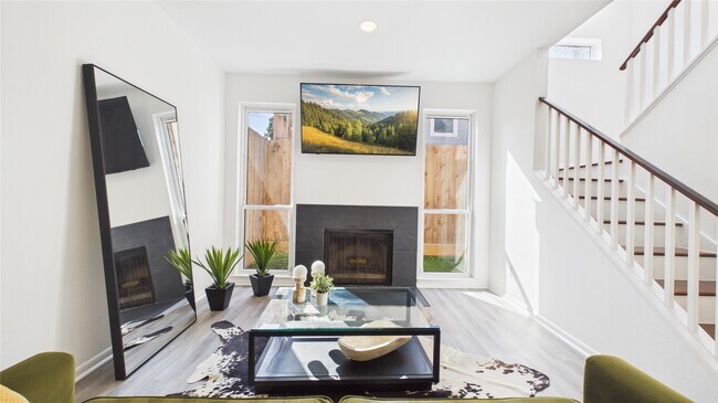 Building Photo - 1211 Jackson Blvd