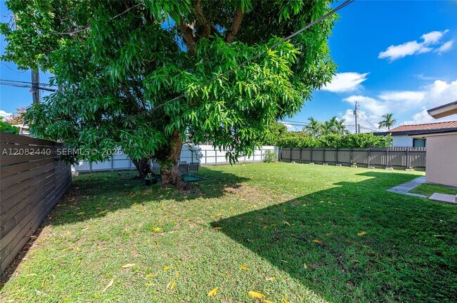 Building Photo - 1020 SW 73rd Pl