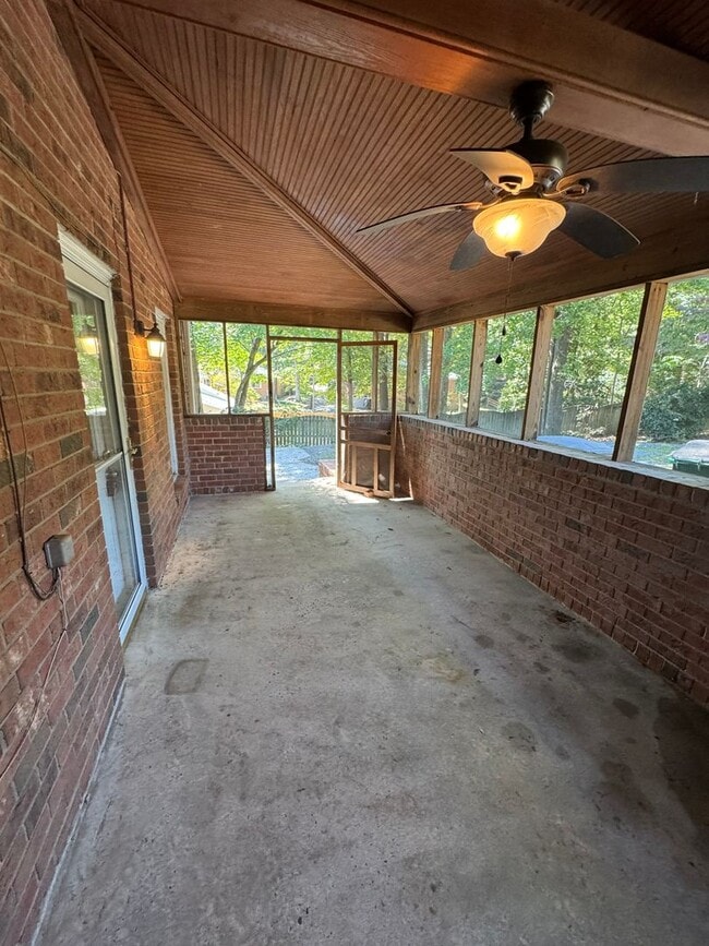 Building Photo - Live at the Center of Modern Conveniences ...