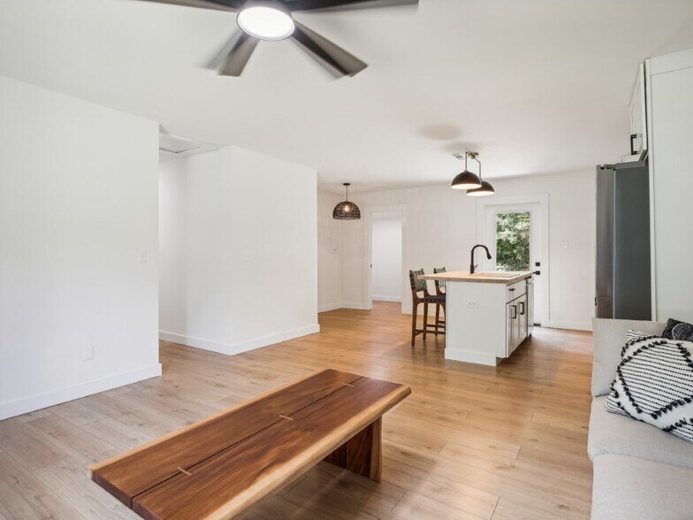 Building Photo - 310 Lilac Dr