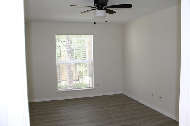 Building Photo - 899 Riverside Dr