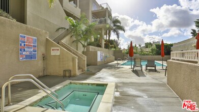 Building Photo - 2222 Beachwood Dr