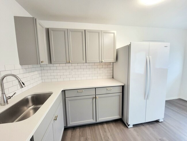 Building Photo - Spacious Yard and Detached Garage - Captiv...