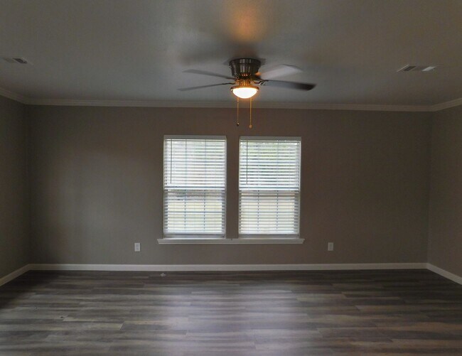 Building Photo - 107 Varsity Dr