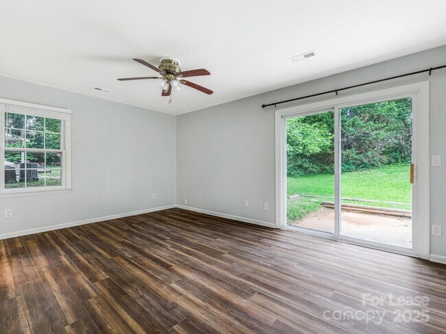 Building Photo - 7609 King Richard Ct