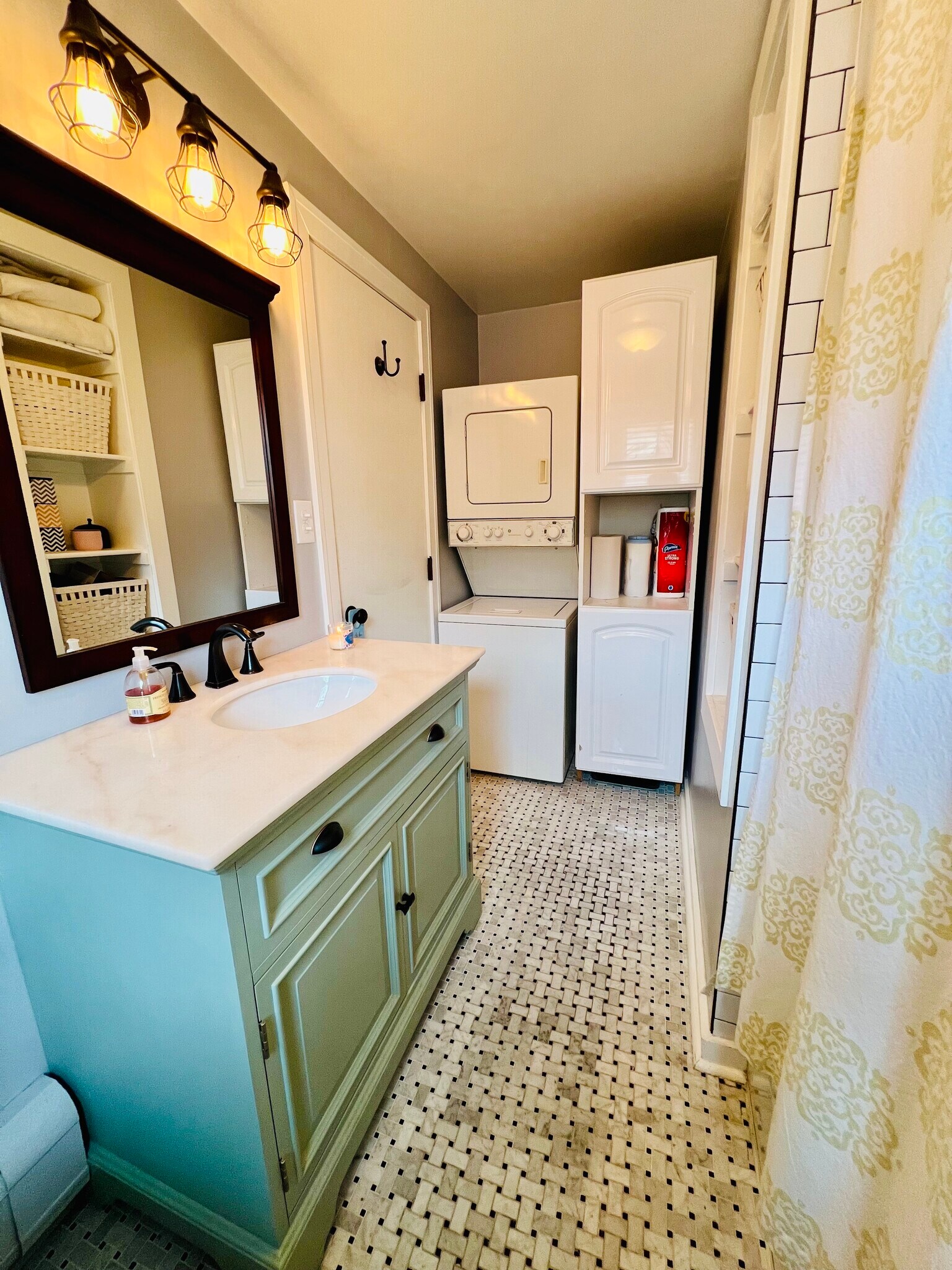 Building Photo - 960 N Sherman St