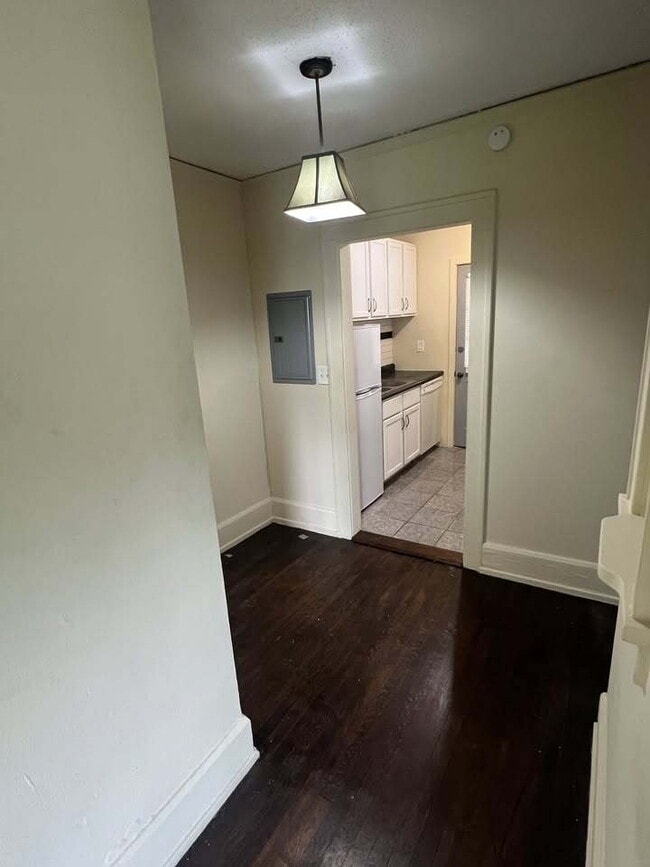 Building Photo - 1 Br / 1 Ba Historical Apartment in a Beau...