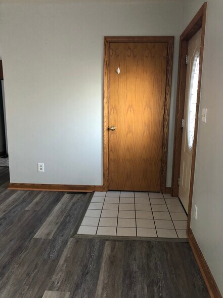 Building Photo - 102 Parade St