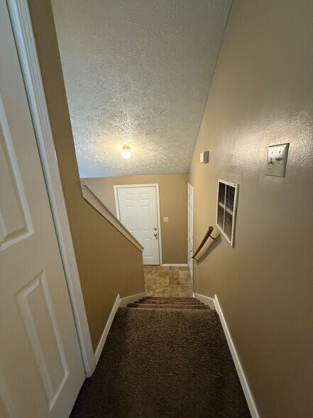 Building Photo - 158 E Willow Ct