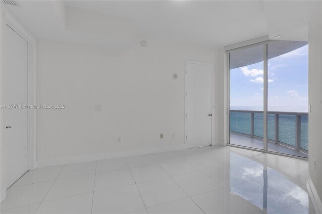 Building Photo - 15811 Collins Ave
