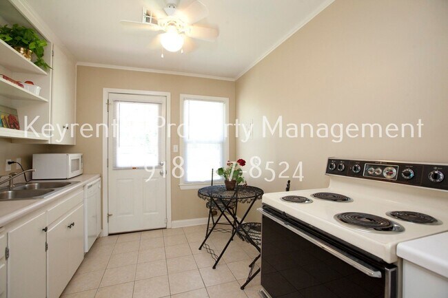 Building Photo - Stunning 2 Bed 1 Bath Home on Quiet Street: NO PETS!
