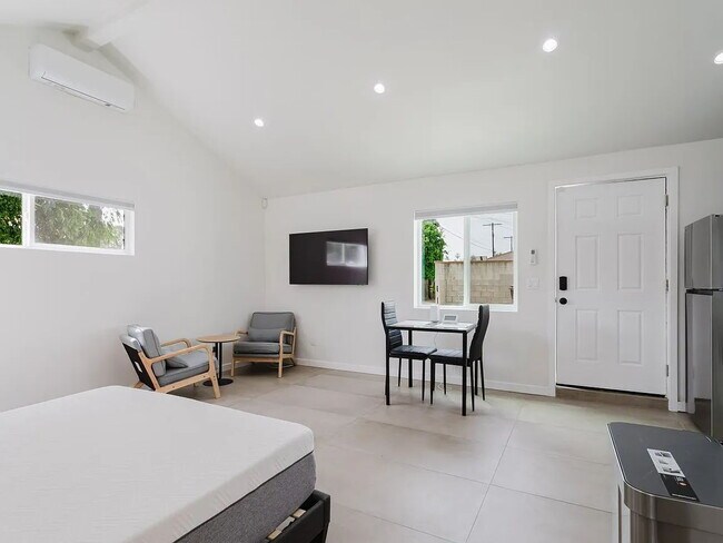 Building Photo - "Charming Reseda Retreat: Cozy 1-Bedroom with Stylish Granite Accents!"