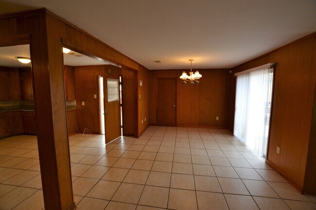 Building Photo - Vintage 3 Bedroom Home in Goodwood Homesites Neighborhood