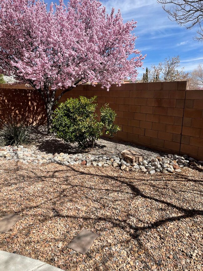 Building Photo - 2 bed 2.5 bath townhome located in a Gated...
