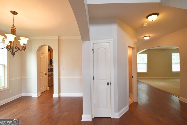 Building Photo - 606 Blackburn Ln