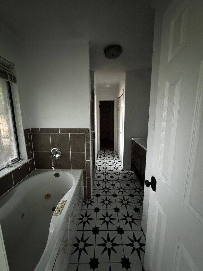 Building Photo - 3 Bdrm 2 Bath in Copperas Cove