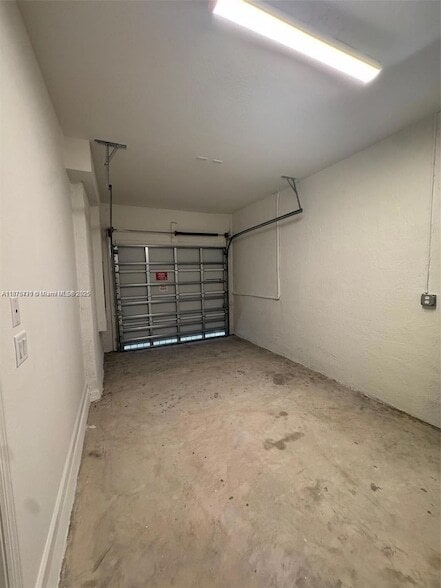 Building Photo - 2516 SE 27th Dr
