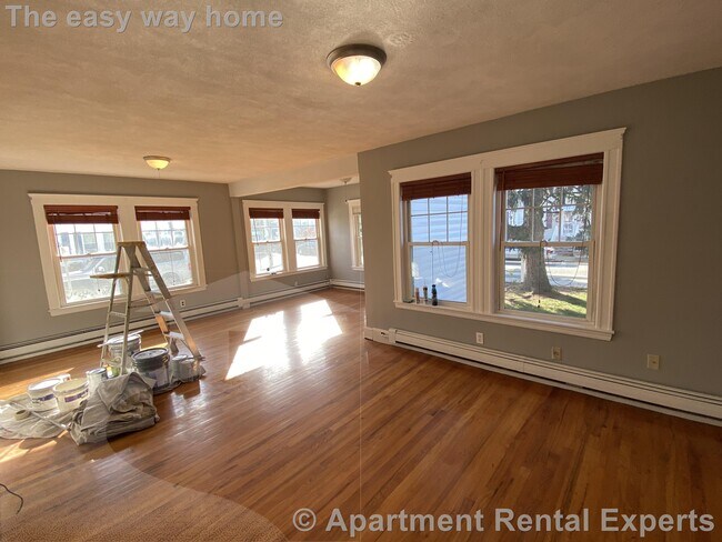 Building Photo - 2-4 Goldsmith Ave Unit #1