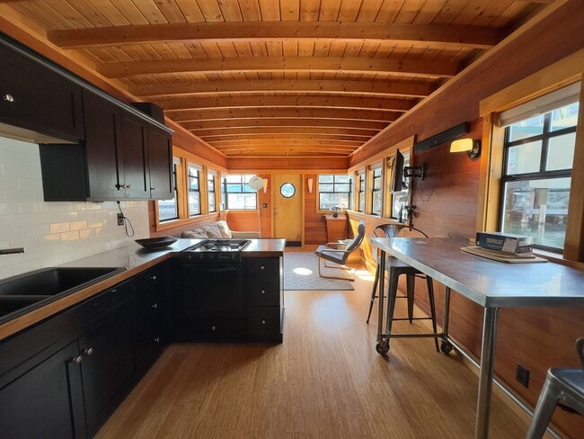 Building Photo - Floating Home on Lake Union – 1 Bed / 1 Ba...