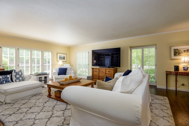 Building Photo - Classic Colonial home in the heart of pres...