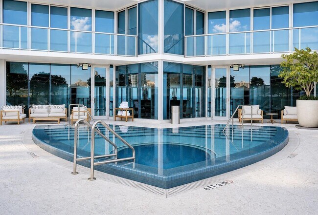 Building Photo - 17001 Collins Ave