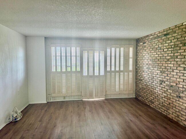 Building Photo - 4602 Martinique Way