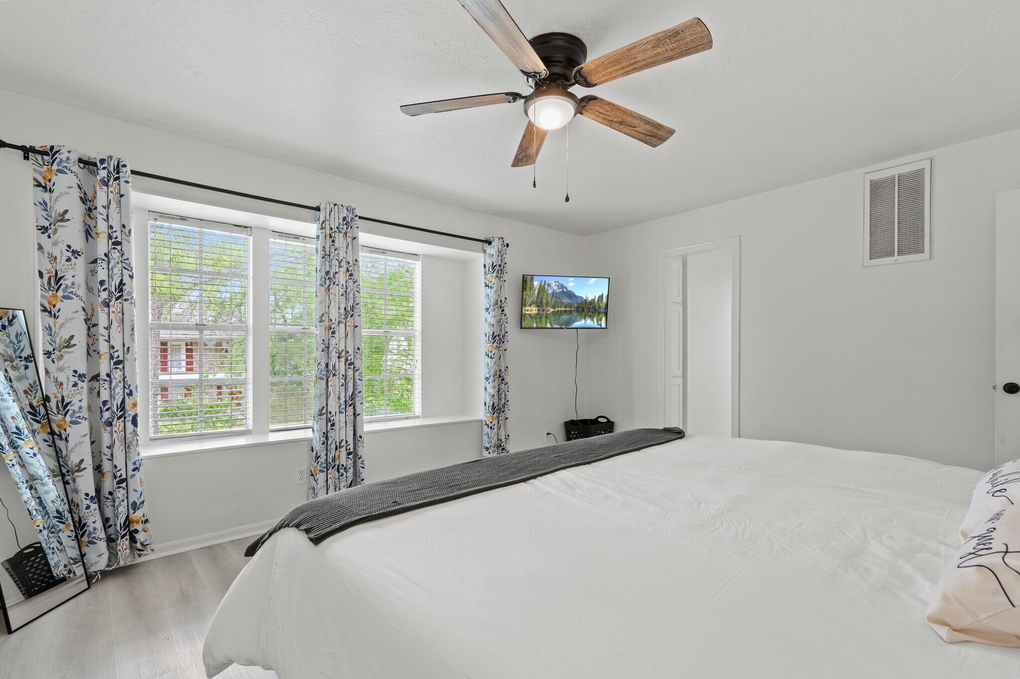 Building Photo - 604 Lochnell Dr