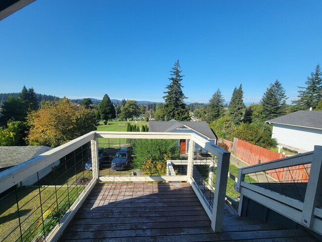 Building Photo - Bright and cheery 2 bed top level apartment in convenient Bremerton location