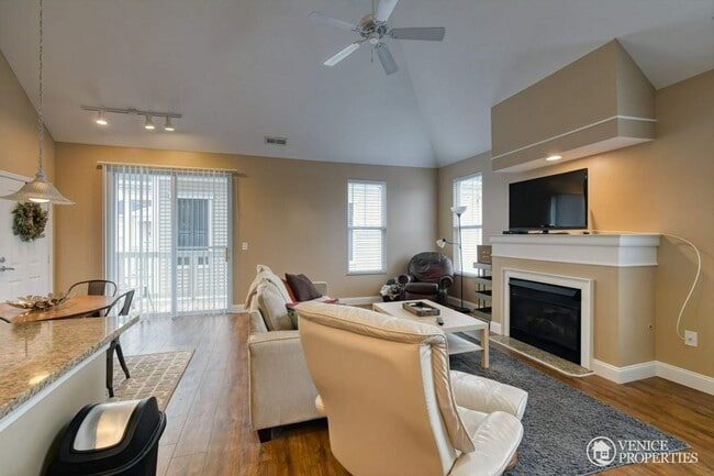 Building Photo - Three Bedroom with Garage near Grandview (Tri-Village)