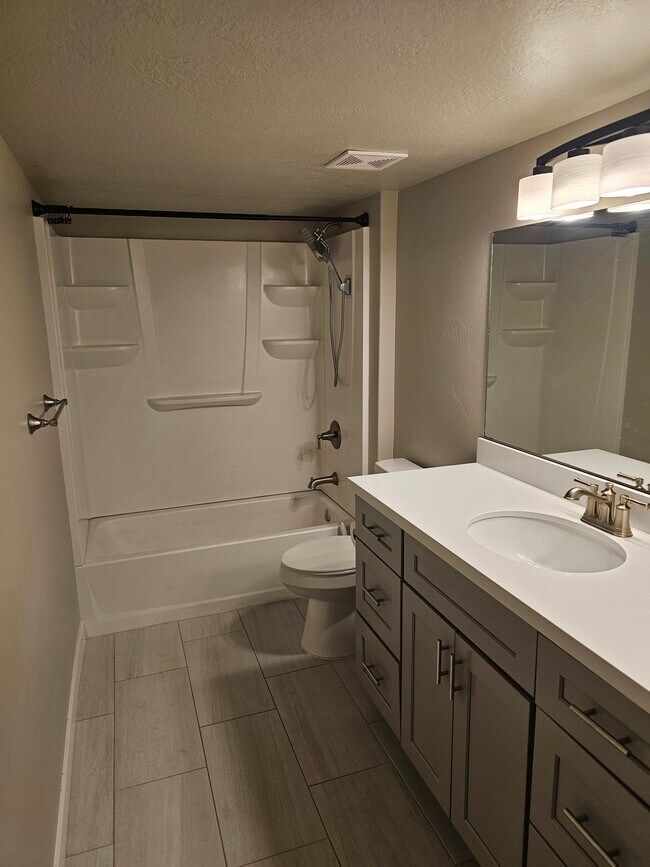 Building Photo - 13067 Twisted Oak Dr