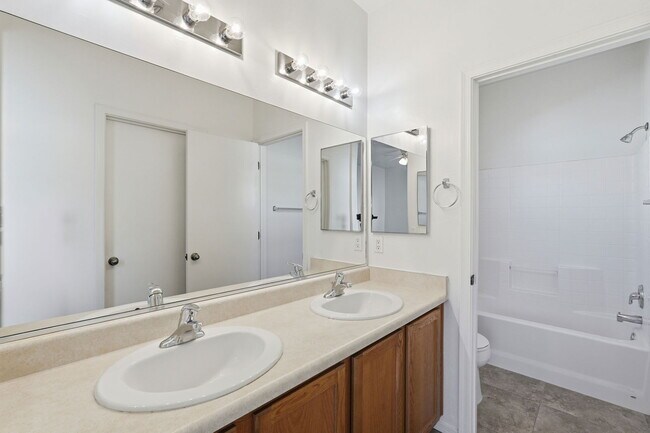 Building Photo - 907 E Catkins Pl