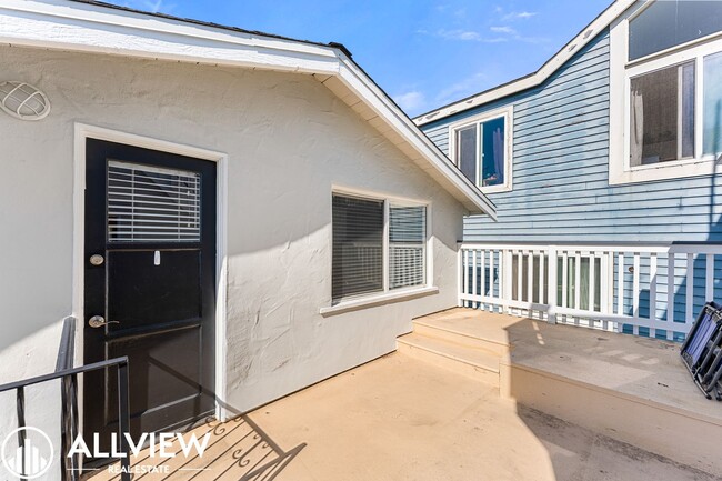 Building Photo - 926 W Balboa Blvd