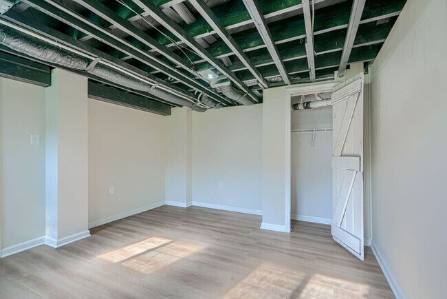 Building Photo - 2976 Cornwall Rd