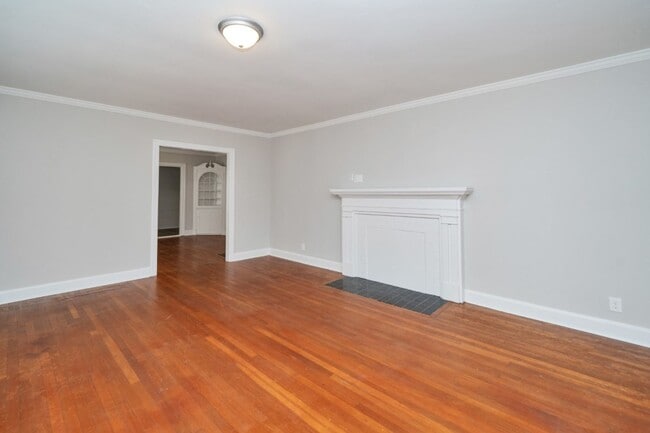 Building Photo - Beautifully Maintained 3/3 Home with Over ...