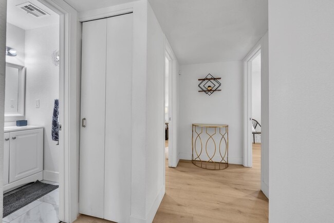 Building Photo - 1510 W 7th Dr