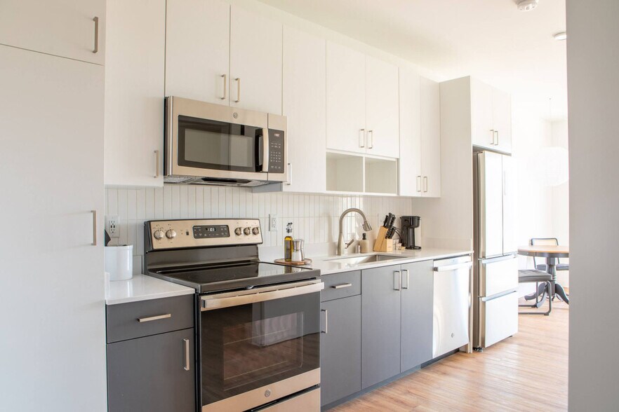 Building Photo - 1237 N Van Buren St