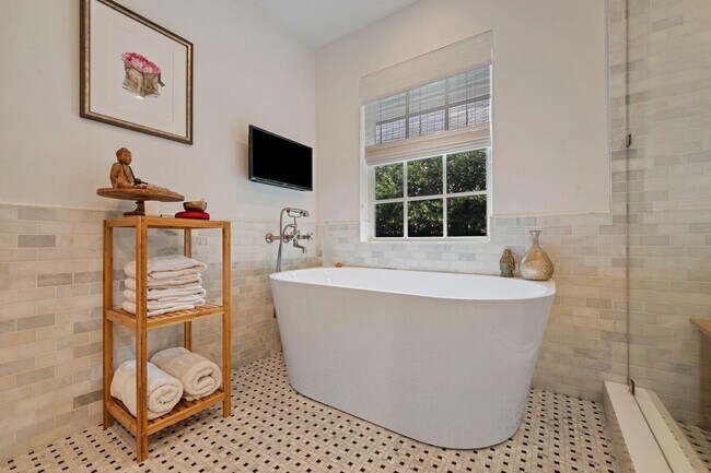 Building Photo - 302 NW 16th St